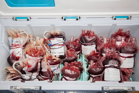 无偿献血，血从捐助存储在塑料集装箱