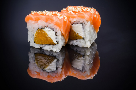 与橙色终于去和三文鱼寿司卷