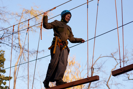 女人享受在绳子公园活动