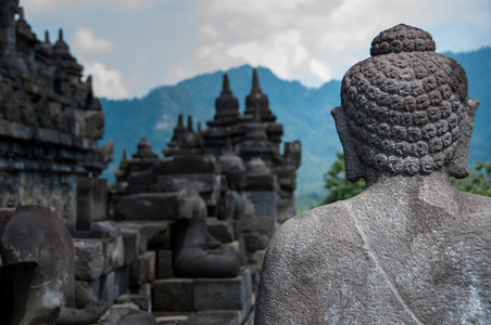梵天佛石雕面临的寺庙和山脉
