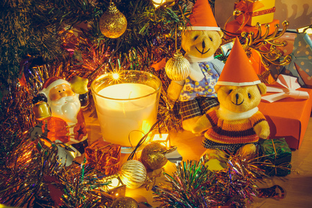 圣诞老人举行铃铛和圣诞蜡烛 情侣泰迪熊和装饰品装饰圣诞快乐和新年快乐