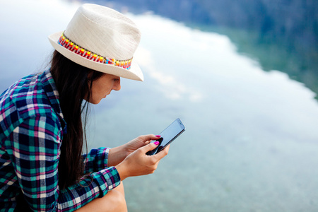 女孩旅行和浏览智能手机