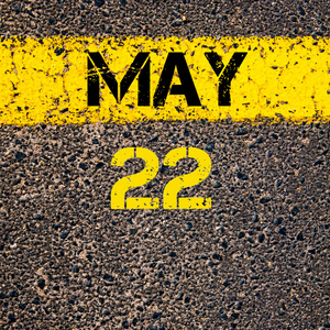 5月22日日历日在道路上标记黄色油漆线