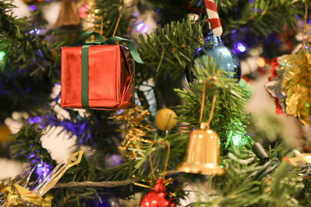 圣诞装饰或圣诞树灯准备庆祝日, 抽象 bokeh 光很好地用于背景, 圣诞节背景和空白区域为文本
