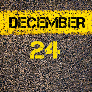 晴隆二十四道拐12月24日日历日在道路上标记黄色油漆线照片