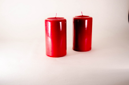 孤立在白色背景上的红色蜡烛