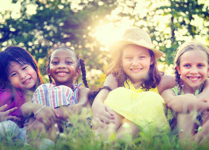 一群小女孩微笑公园的概念
