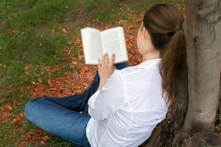 公园里的女人在看书