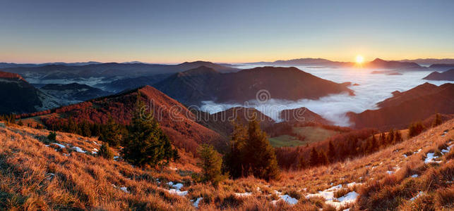 斯洛伐克山峰奥斯尼卡日出秋季全景