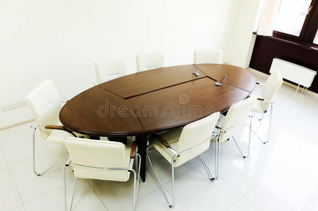 带长桌的空照明会议室