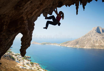 年轻女性攀岩者在悬崖上的剪影