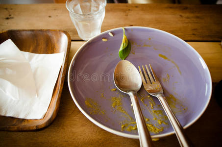 带勺子和叉子的脏盘子