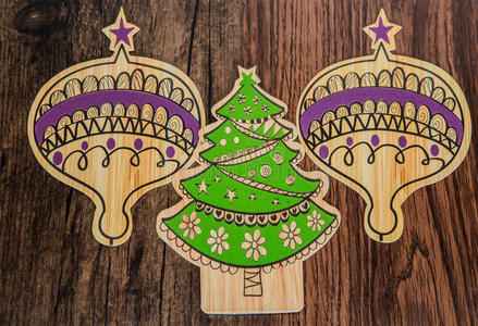 圣诞树和装饰品在古老的复古木背景上，复古经典