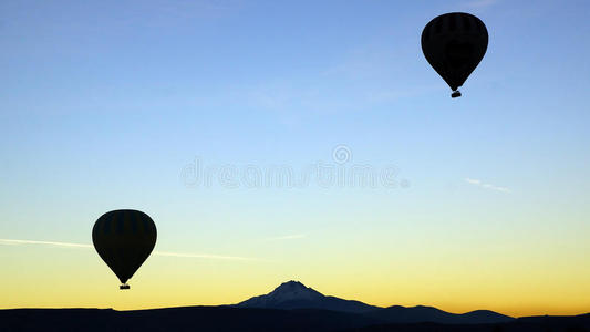 热气球飞过艾西耶斯火山。