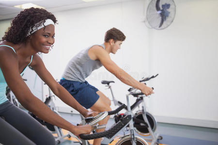 健身人士骑着健身自行车锻炼身体