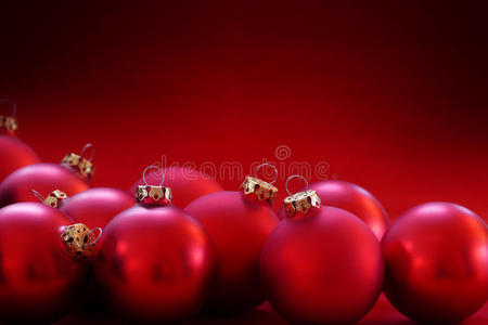 红色背景的红色圣诞饰品，复制空间