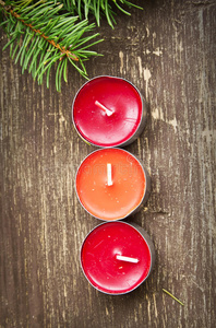 圣诞蜡烛装饰和冷杉树