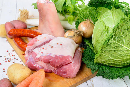 锅里的蔬菜和肉