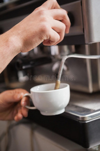 咖啡师煮咖啡的特写镜头