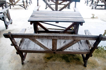 木制桌子和长凳