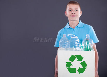 小男孩提着回收箱的回收理念