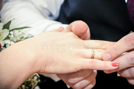 新娘手指上戴着结婚戒指的男人