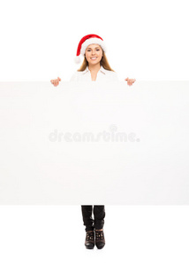 快乐的少女戴着圣诞帽举着一面大横幅