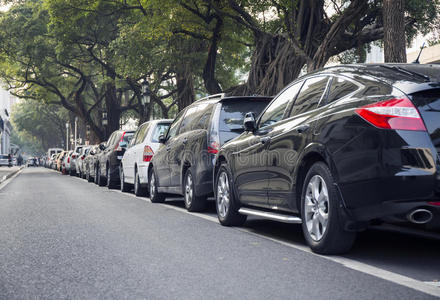 停在城市街道停车场的汽车