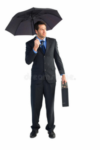 商人在伞下拿着公文包