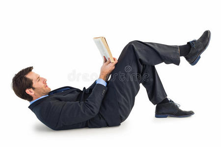 商人躺在地上看书