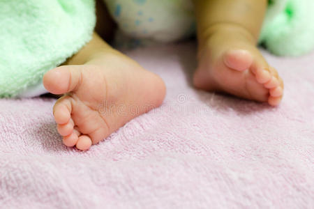 婴儿脚的特写镜头。