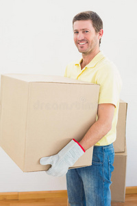 微笑的男人在家搬纸板箱