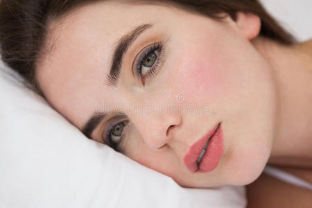 漂亮的黑发女人躺在床上