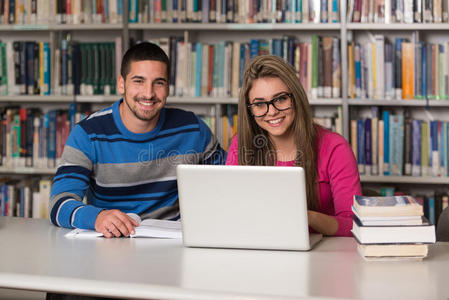 年轻学生在图书馆用笔记本电脑