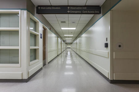 现代化医院的走廊。