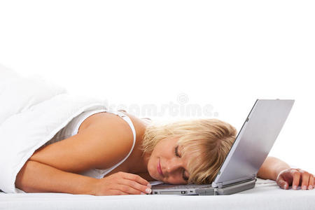 躺在床上用笔记本电脑睡觉的女人