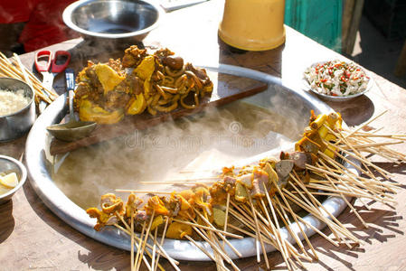 缅甸缅甸风味火锅在 sangkhla 里府区, 泰国作为缅甸的街头食物诱炸