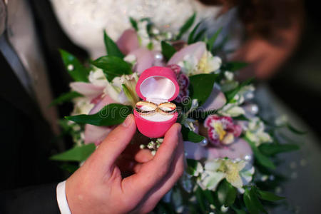 婚礼上，新娘和新郎交换戒指。