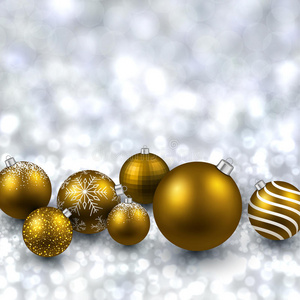 银色背景和金色圣诞球。
