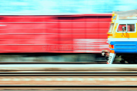 火车以很快的速度驶过一列货运列车