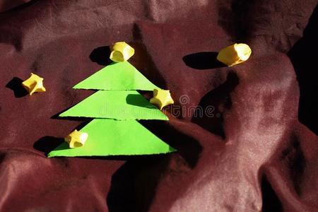 纸圣诞树和星星。