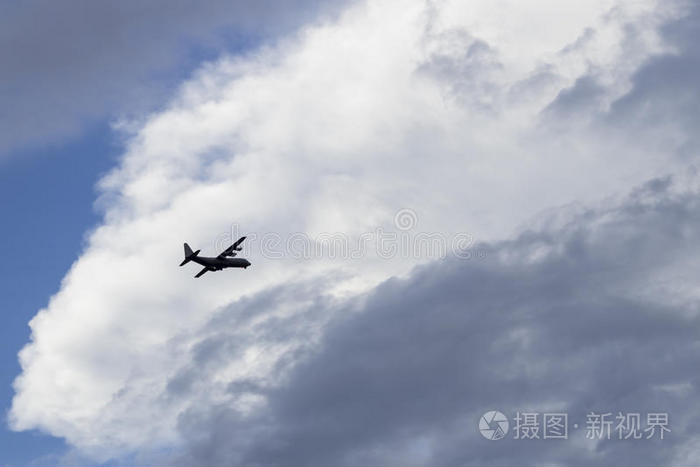 在空中飞行的飞机