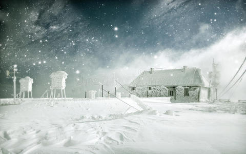 雪山小屋冬季景观