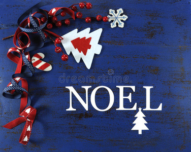 圣诞背景与毡装饰在深蓝色复古木上，带有noel字母
