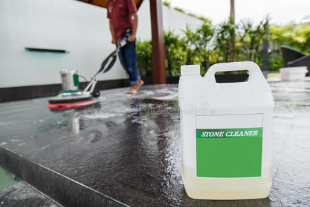 泰国人用机器和化学品清洁黑色花岗岩地板