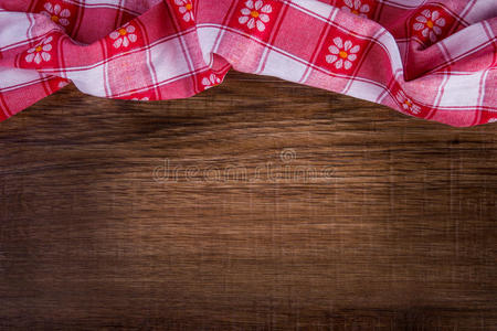 木桌上方格餐巾俯视图