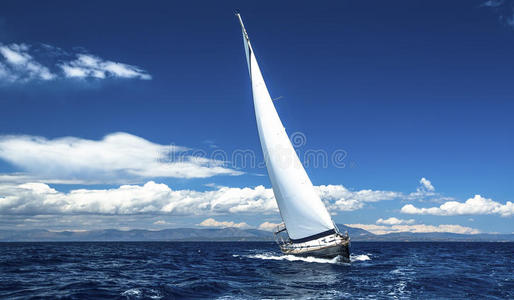 在公海中有白帆的帆船旅行照片