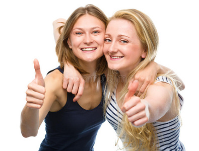 两个年轻快乐的女人竖起大拇指