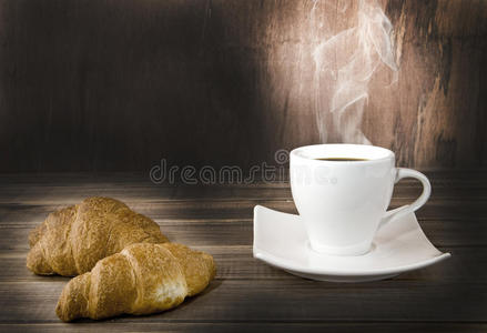 牛角包和一杯咖啡
