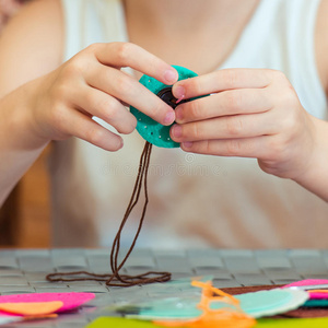 这个小女孩在做针线活照片